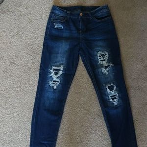 Cute mid-rise patched jeans
